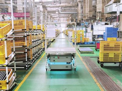 濱海新區(qū)本土企業(yè)自主研發(fā)機(jī)器人，以創(chuàng)新技術(shù)引領(lǐng)廠內(nèi)智慧物流新變革